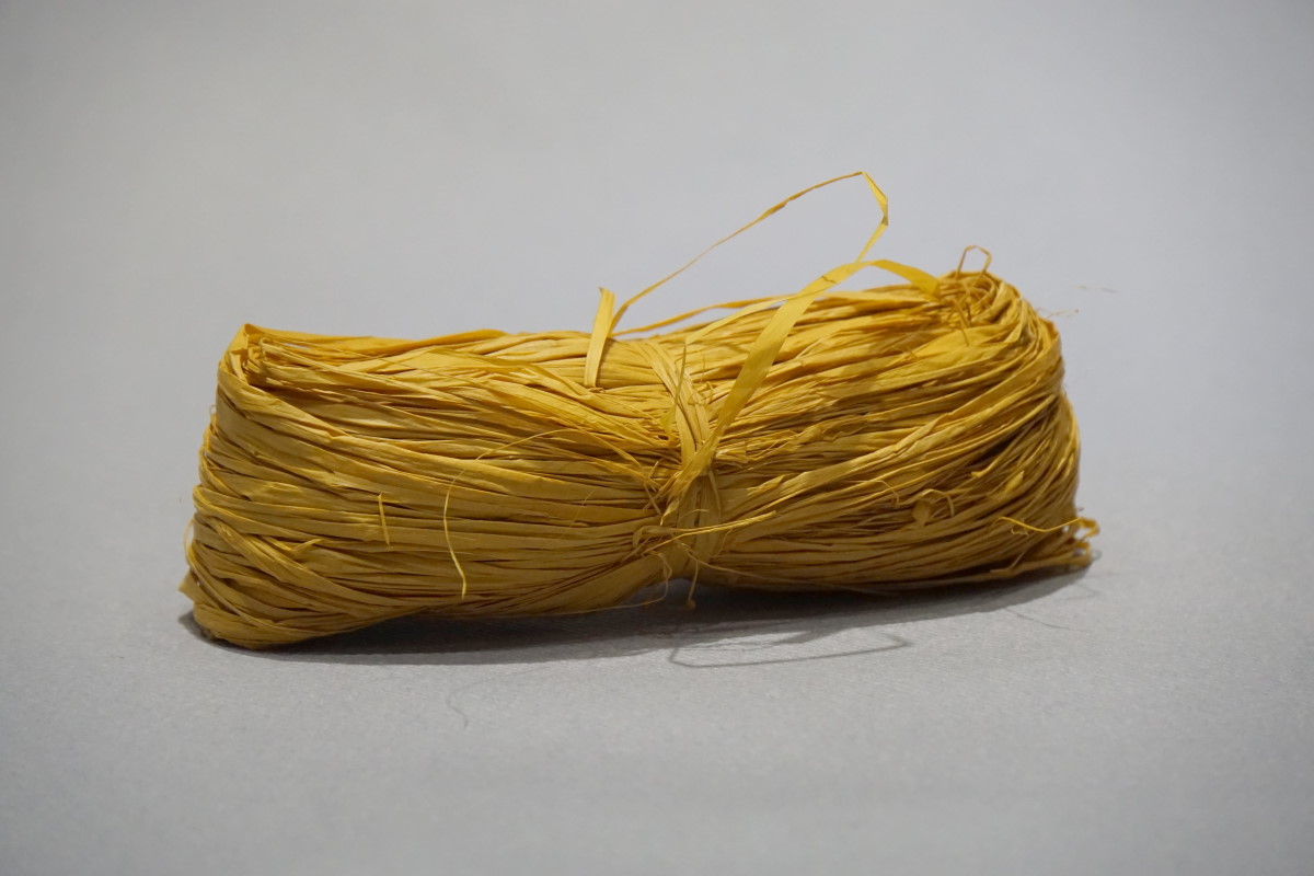 Raffia  - popjes 50 gr.  geel